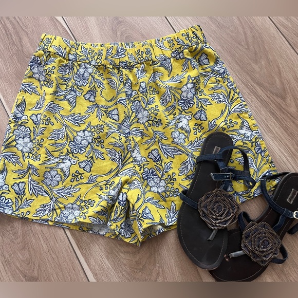 🆕 Universal Thread 🦩 Women’s Yellow printed shorts Sz:Small - Picture 1 of 6